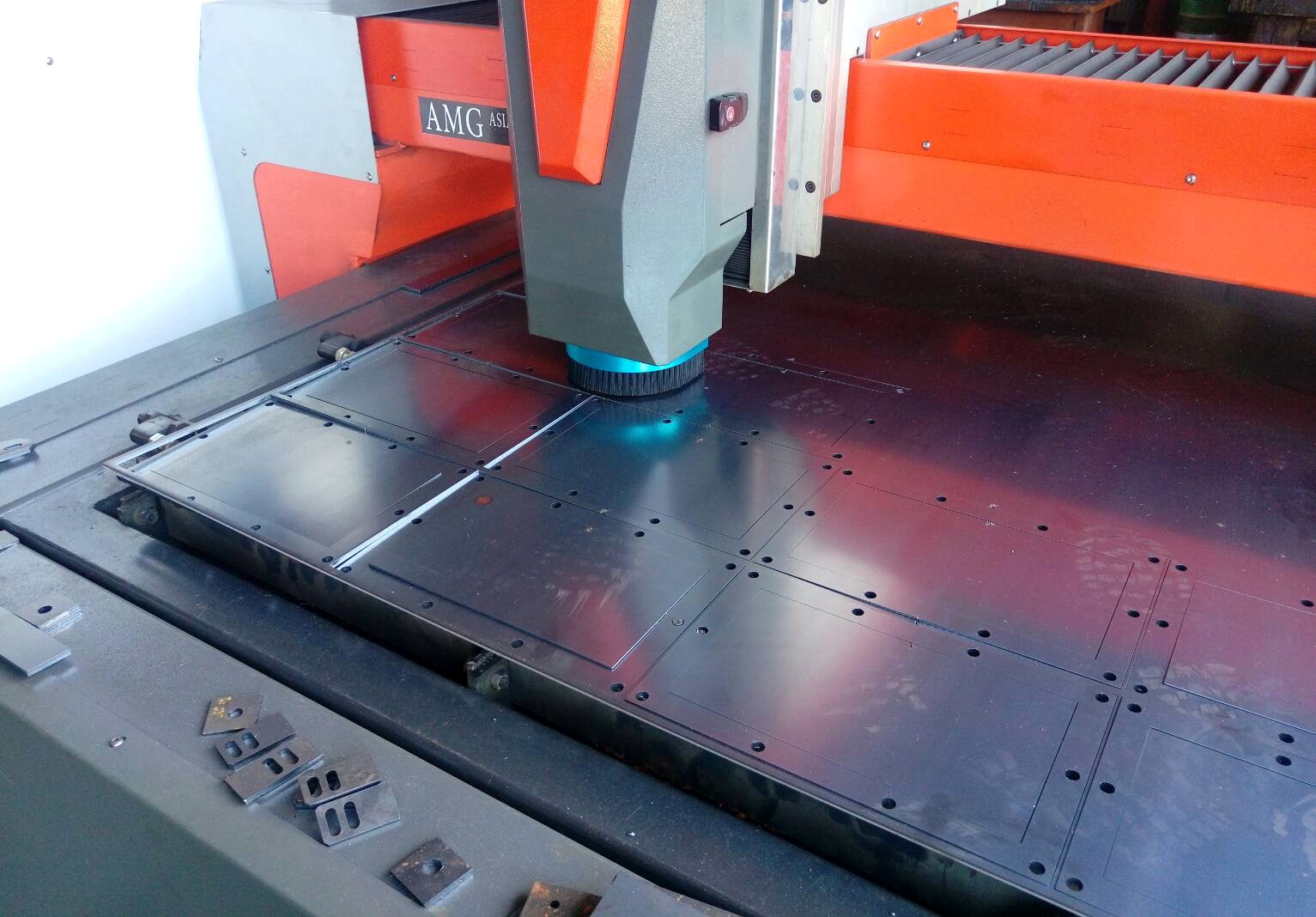 chuyên máy cắt cnc laser 1